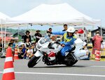 設定された課題を卓越した運転技術でクリアする交通機動隊員＝１６日、湯梨浜町の県自動車運転免許試験場