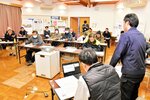 栽培方法について意見を交わす参加者＝７日、境港市中海干拓地の鳥取県園芸試験場弓浜砂丘地分場