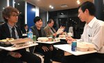 食事を共にして親交を深める参加者ら