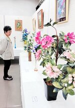 会場を華やかに彩る折り紙作品＝新温泉町千谷の八田コミュニティセンター