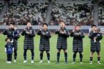 　試合前、君が代を手話で表現するデフサッカー男子日本代表＝２日、国立競技場