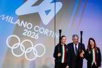 　初公開されたミラノ・コルティナ冬季五輪・パラリンピックの聖火リレートーチ＝１４日午後、大阪市此花区の夢洲
