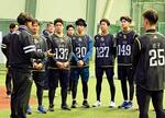 　ソフトバンクの新人合同自主トレで、城島健司ＣＢＯ（手前左）から激励を受ける村上（２０）ら＝福岡県筑後市
