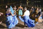 　日没後の薄暗い海辺で男たちの太鼓に合わせて踊る女たち。エネルギッシュな若さがほとばしっていた＝２０２４年１１月、グアドループ（撮影・沢田博之、共同）