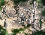 　南北軍事境界線付近で地雷を運ぶ北朝鮮の兵士（韓国国防省提供・共同）