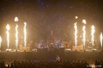 　「ＲＥＡＤＩＮＧ　ＨＩＧＨ」シリーズの過去の公演より。炎が上がる派手な演出が特徴