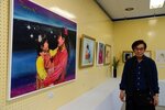 力作が並ぶ会場で来場を呼びかける南場さん