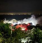 煙が上がる住宅＝２８日午前、大山町御来屋