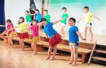 堂々と演技をする子どもたち