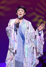 　報道陣の前で「さそり座の女」を歌う美川憲一＝東京都渋谷区