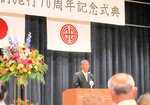 ８０年、１００年と続く町づくりを誓う長戸町長（中央）＝１日、岩美町浦富の町中央公民館