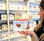 木の温かみがあふれる寄せ木細工のアクセサリー