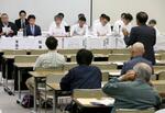 　使用済み核燃料が搬入される計画の中間貯蔵施設について、青森県が開いた県民説明会＝２日午後、青森市