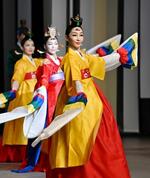 　韓国のナショナルデーの式典で、伝統舞踊を披露するダンサー＝１３日午後、大阪市此花区の夢洲