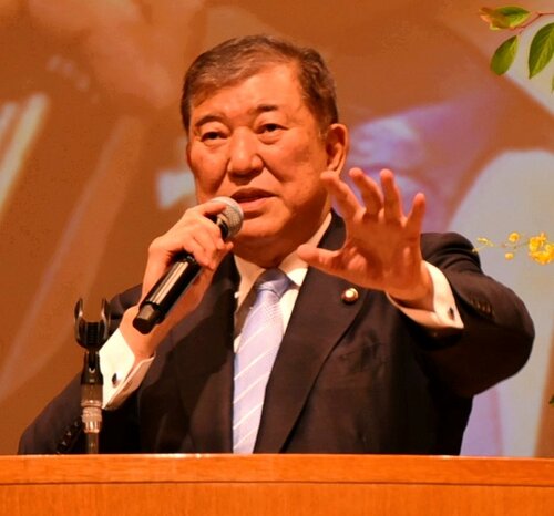 衆院解散の是非や少子化問題など、多様な国政課題について語った石破氏＝１７日、鳥取市尚徳町のとりぎん文化会館