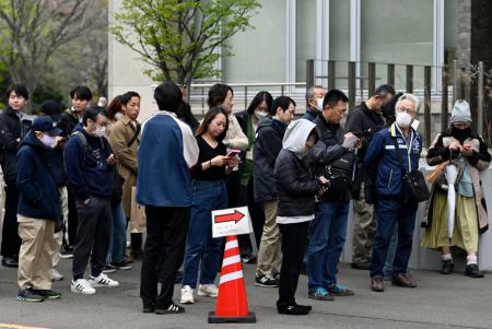 　田村浩子被告の札幌地裁判決で、傍聴券を求め並ぶ人たち＝７日午前