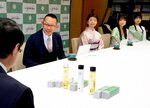 鳥取産ラベンダーを使ったヘアケア商品と宿泊施設での事業を説明する寺田社長（左から２人目）＝３１日、鳥取県庁