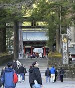 　訪日客が行き交う日光東照宮前＝２０２４年１２月、栃木県日光市
