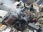　大阪市東淀川区の住宅火災の現場で行われる消火活動＝８日午前１０時１４分（共同通信社ヘリから）