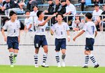 米子北は後半３４分、勝ち越しゴールを決めた柴野（左から２人目）がガッツポーズを見せる＝４日、鳥取市のＡｘｉｓバードスタジアム