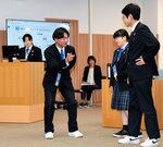 寸劇を交えてアイデアを発表する生徒たち