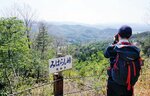 中腹にある「みはらし峠」。東から南東に開け、県東部の山並みが一望できる