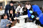 和風だしの「星空マイメン」の試食を楽しむ買い物客ら＝２日、鳥取市賀露町西３丁目の地場産プラザわったいな