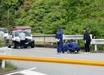 　２日、女性の遺体が遺棄された現場付近を調べる山梨県警の捜査員ら＝山梨県身延町