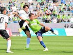 鳥取－岐阜　ガイナーレは後半、牛之浜（右）が相手ＤＦと競り合いながら２点目を狙う＝Ａｘｉｓバードスタジアム