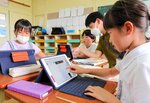 「日本海新聞ｆｏｒスタディ」を使って新聞作りに挑戦する児童ら＝２６日、倉吉市の久米小