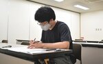 真剣な表情で検定に挑戦する受検者