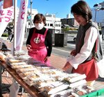 手作りの加工品などを買い求める来店客