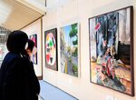 生徒の力作が並ぶ会場＝１２日、倉吉博物館
