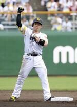 　６回、適時二塁打を放ちガッツポーズするソフトバンク・近藤＝サンマリン宮崎