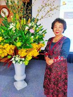 参加者全員で仕上げたいけ花とともに「花は心を幸せにしてくれる」と話す遠藤さん