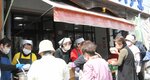 開始前から多くの買い物客が集まり、にぎわったイベント＝５日、香美町村岡区福岡の道の駅ハチ北