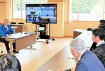 災害支援の改善点について意見を出し合うメンバー＝２９日、香美町役場