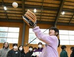 大谷選手から贈られたグラブを使ってキャッチボールを楽しむ児童ら＝１６日、倉吉市の上小鴨小