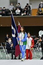 開会式で県旗をもって入場する堀尾主将