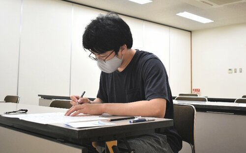 真剣な表情で検定に挑戦する受検者