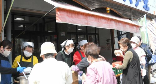 開始前から多くの買い物客が集まり、にぎわったイベント＝５日、香美町村岡区福岡の道の駅ハチ北