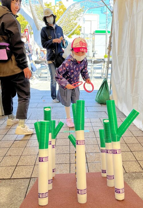 【面白い！】「それっ！」。ユニークな「白ねぎ輪投げ」に挑戦する子ども