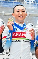 男子ポイントレースで優勝し、金メダルを手に笑顔を見せる吉田奏太＝２８日、北九州市の北九州メディアドーム