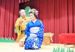観客を魅了した新屋芸能同好会による村芝居「わすれ簪」＝２５日、香美町の小代区総合センター