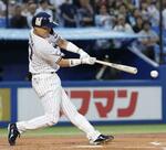 　２回ヤクルト無死一、三塁、中村が左翼線に先制二塁打を放つ＝神宮