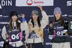　スノーボード世界選手権の女子ビッグエアで優勝し、笑顔の村瀬心椛（中央）、２位の岩渕麗楽（左）、３位の深田茉莉＝３月、スイスのサンモリッツ（共同）