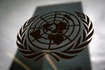 　ニューヨークの本部に掲示された国連のロゴ（ロイター＝共同）