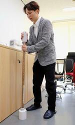 　名古屋大のチーム「ぽじしょん」が開発した起立性調節障害の測定装置＝２月、名古屋市