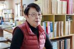 　取材に応じる宮城晴美さん＝２月、那覇市