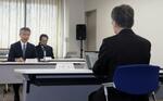 　福井県庁で杉本達治知事と面会する関西電力の森望社長（左）＝３月２４日